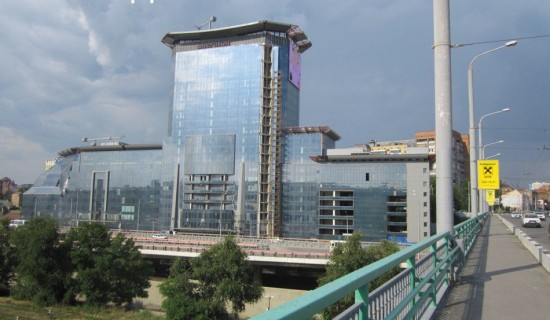 Строящийся офисный центр рядом с проспектом Стачки и Темерницким мостом, который превратился в долгострой